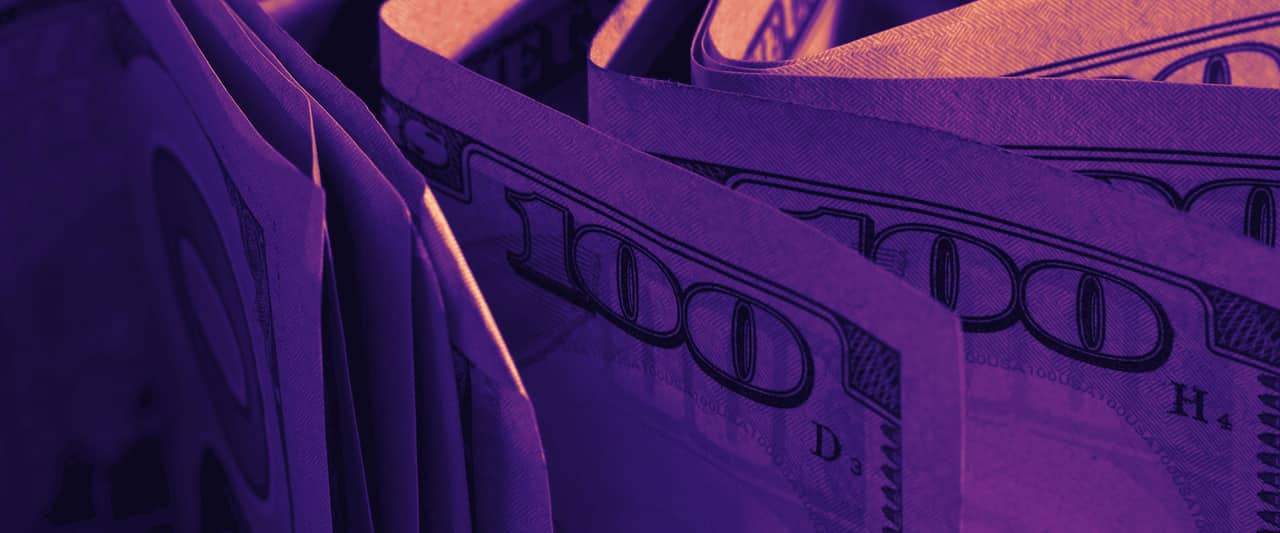 Banconote da cento dollari piegate
